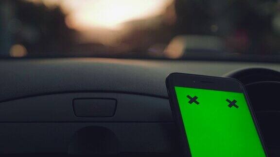 绿色屏幕人们旅行公路旅行与GPS技术在汽车