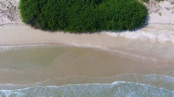 空中拍摄的海浪在海滩上破碎航拍视频