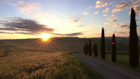 意大利托斯卡纳山的日出景观