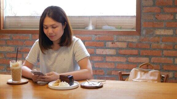 女人使用手机和放松在咖啡馆摄影