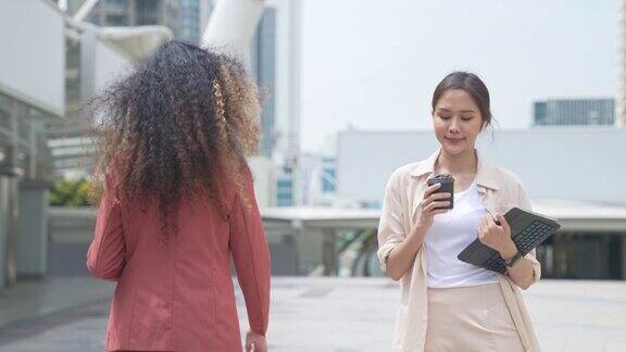 商务往返东南亚商业女性使用耳机与智能设备的背景建筑城市城市