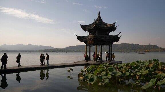 阳光明媚的一天时间杭州城著名的西湖挤码头湾宝塔慢镜头全景4k中国