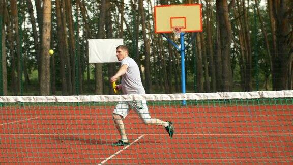 网球运动员在球网附近用正手击球