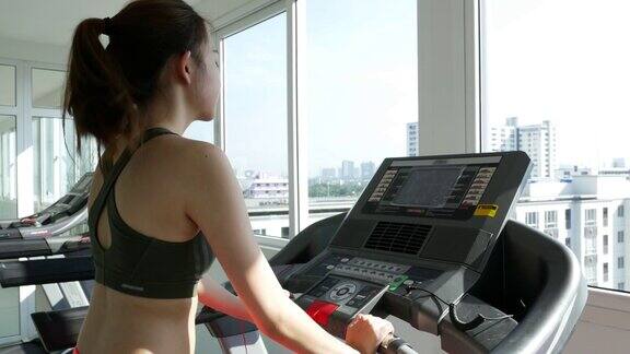4K:在跑步机上跑步的亚洲女性