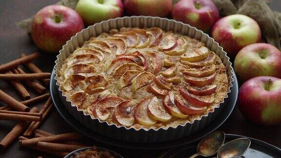 在生锈的背景上自制苹果馅饼和新鲜水果和肉桂棒