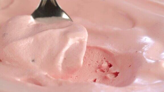 草莓冰淇淋和勺子的微距慢动作