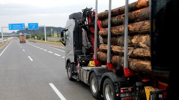 卡车运输木材