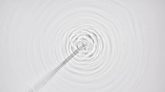 液体从注射器中注射产生气泡和圆圈