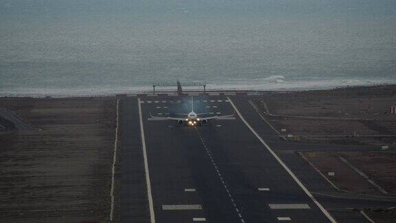 飞机降落在海上的机场