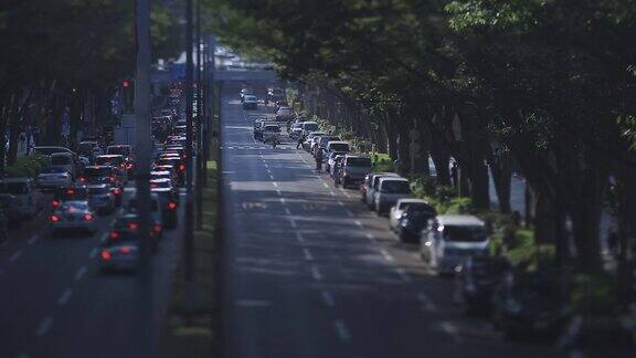 东京表参道大街上的一条微型城市街道正在倾斜