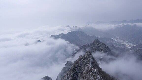 中国的长城和雄伟的山景云雾缭绕的自然风光(延时)