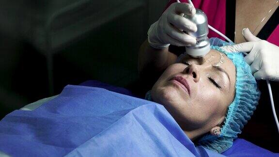 一名拉丁妇女在水疗中心接受美容治疗医生将用医学元素测量她面部的长度和宽度
