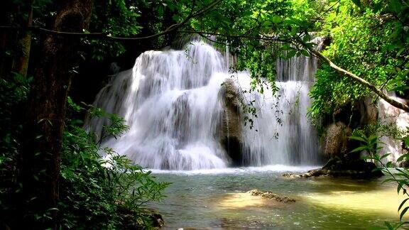 美丽的瀑布在怀美卡明瀑布国家公园森林泰国北碧府