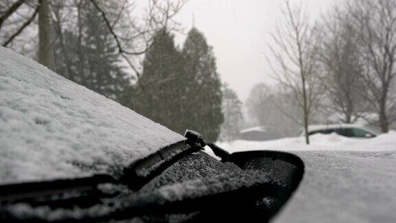 冬天的暴风雪过后汽车被雪覆盖了