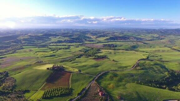 意大利托斯卡纳农田山丘的空中景观