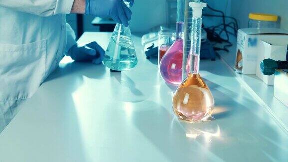 实验室技术员在实验室混合化学药品的慢动作