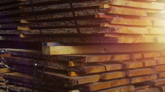 工厂仓库的木材堆积物