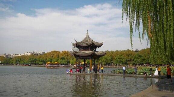 杭州城晴天著名的西湖湾拥挤的桥湾宝塔慢镜头全景4k中国