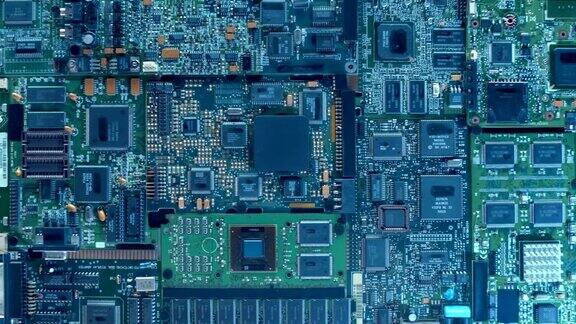 一种有许多微芯片的大板中间是一个大处理器