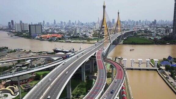 鸟瞰图美丽的普密蓬桥在湄南河大桥在曼谷泰国4K