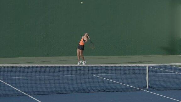 网球中一位年轻女子慢动作发球