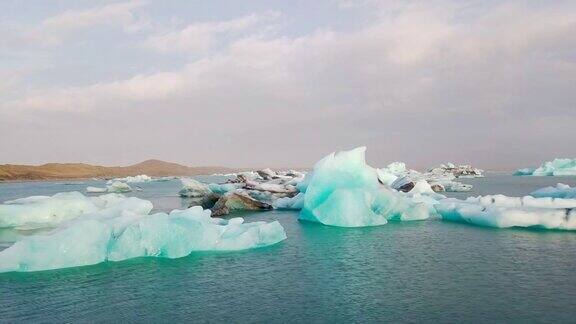 冰岛Jokulsarlon冰川泻湖清晨鸟瞰图
