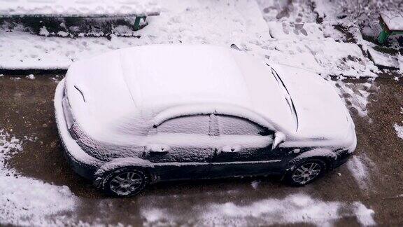 汽车顶上覆盖着雪