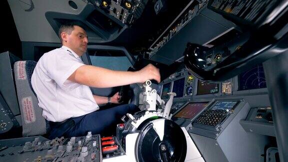 专业飞行员在飞行过程中移动方向盘和操纵杆