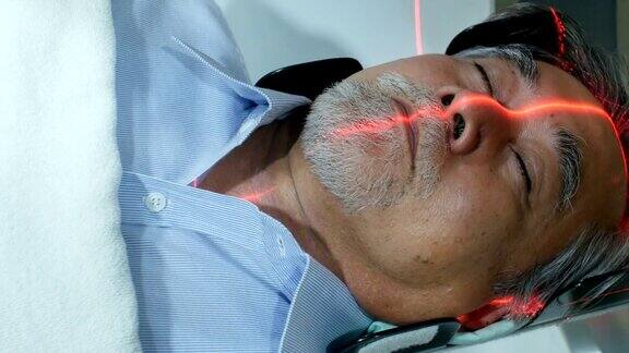 老人在医院用机器扫描他的眼睛有医疗保健和医疗理念的人4k决议