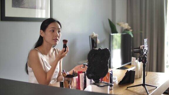 亚洲年轻女子博客录制视频化妆化妆在家