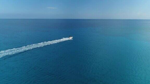 在塞浦路斯阿伊纳帕尼西海滩的地中海上急躁地开动汽艇空中无人机拍摄