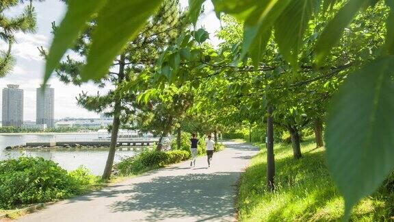 两个年轻的日本女人在公园里跑步