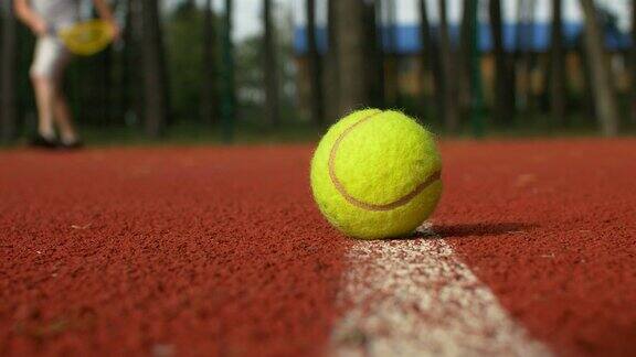 在球场上打网球的活跃的运动员