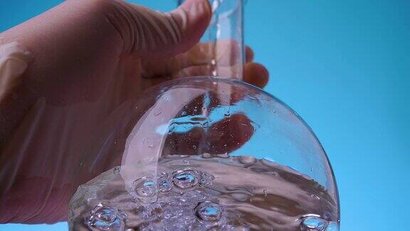 在实验室圆形烧瓶中倒入混合液体