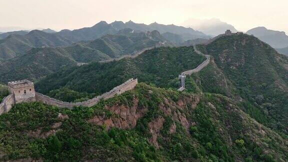 在中国的长城上空飞行