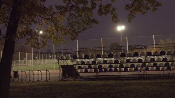 秋天的傍晚空荡荡的学校体育馆