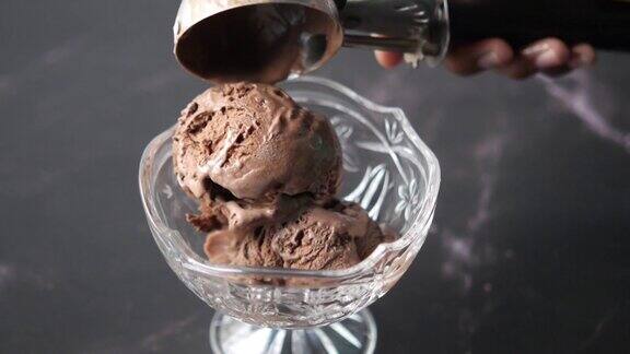 用勺子从碗里拿冰淇淋
