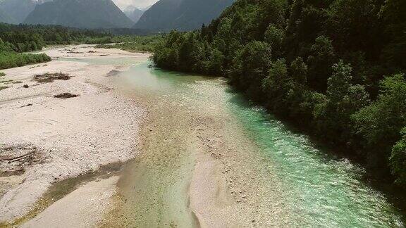 鸟瞰图索卡河与蓝绿色的水在斯洛文尼亚