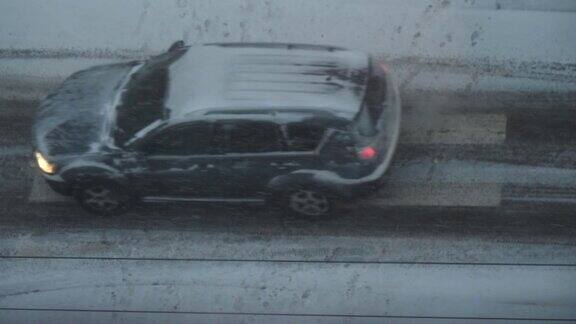 下雪时在路上行驶的汽车