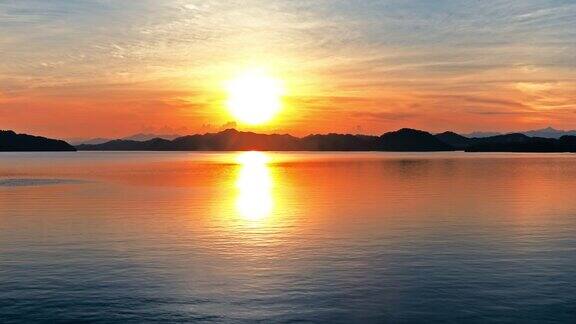 美丽的湖泊自然景观日落