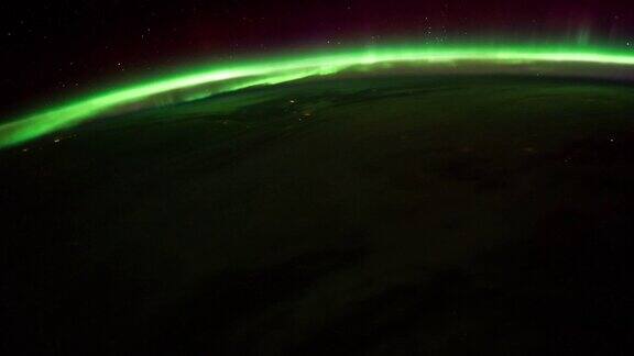 地球上空的极光为4K