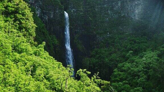 鸟瞰热带雨林中的惊人瀑布