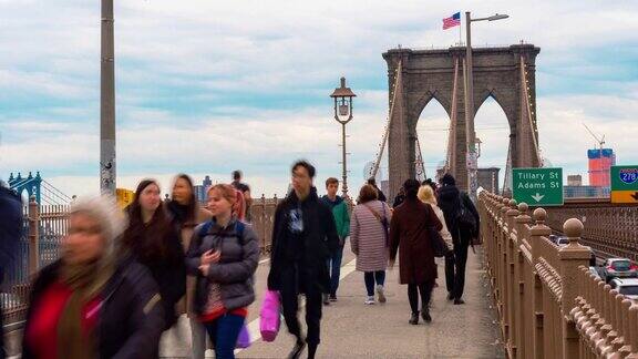 美国纽约曼哈顿布鲁克林桥上人群游客步行的4K时间间隔