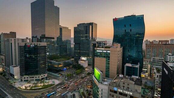 落日余晖灯光小径交通速度通过十字路口的首尔江南中心商业区韩国首尔市