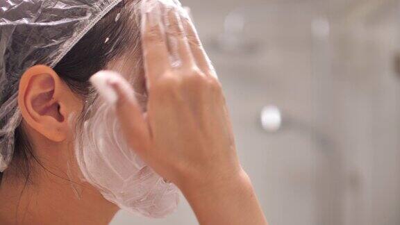 亚洲女性在浴室用泡沫水洗脸