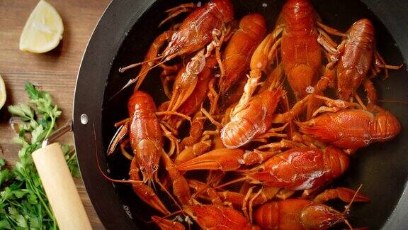 红色的小龙虾在一锅热水中煮熟