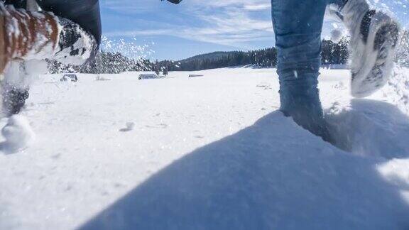 两个人在雪中奔跑