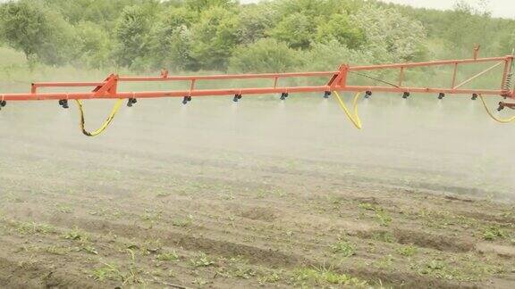 农用拖拉机正在给农田施肥
