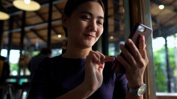 女性在咖啡馆使用智能手机