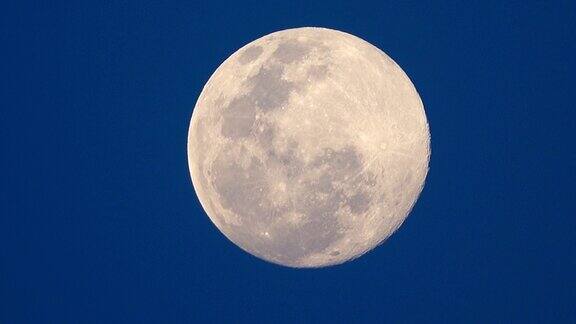 夜晚的超级月亮
